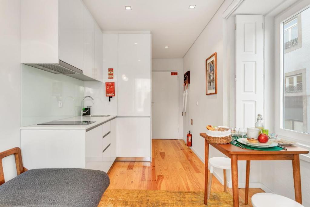 Host Wise - Lovely Shinny Flats With Balcony - Clerigos Porto Buitenkant foto