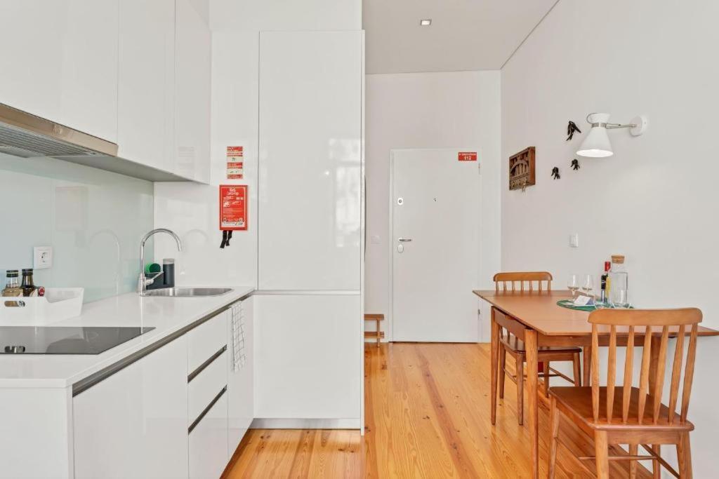 Host Wise - Lovely Shinny Flats With Balcony - Clerigos Porto Buitenkant foto