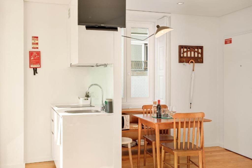 Host Wise - Lovely Shinny Flats With Balcony - Clerigos Porto Buitenkant foto