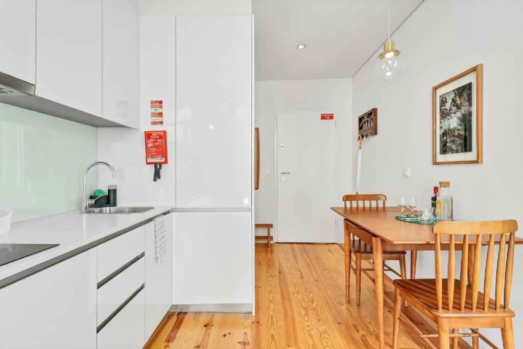 Host Wise - Lovely Shinny Flats With Balcony - Clerigos Porto Buitenkant foto